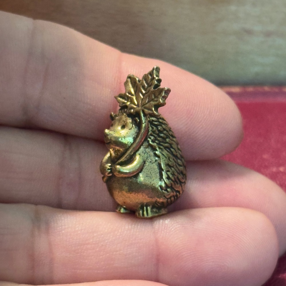 BG16 Hedgehog Figurine Gold Tone Miniature Leaf Umbrella Vintage Style 1in - Picture 4 of 7